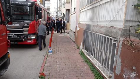 Antalyada 4 katlı binada yangın paniği Anne ve kızı dumandan etkilendi
